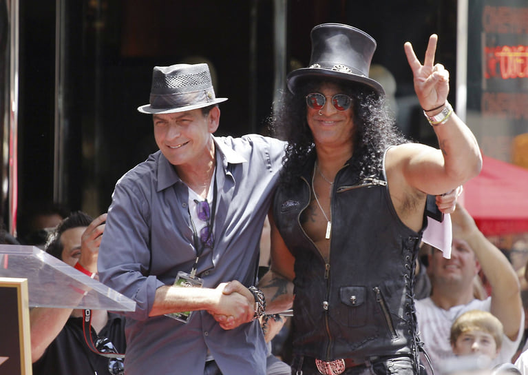 Чарли Шин и гитарист Guns’n’Roses Слэш, июль 2012
