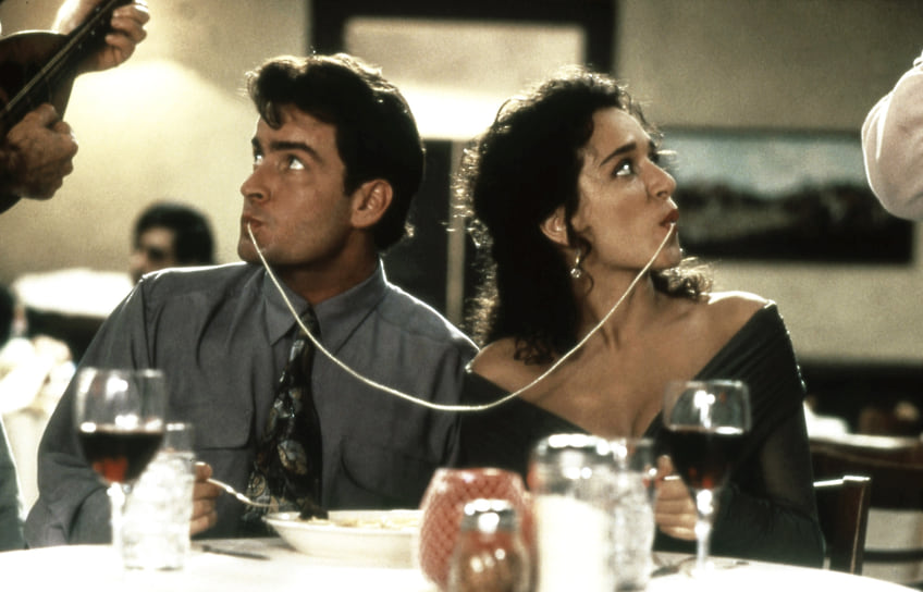 Чарли Шин и Валерия Голино в фильме «Горячие головы!» (1991)

