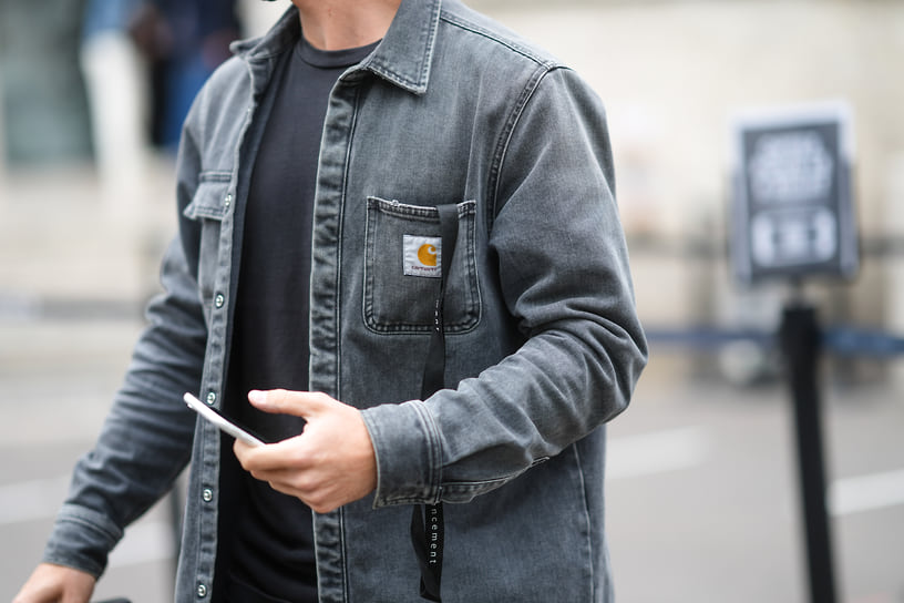 Гость рубашке от Carhartt, на показе LGN Louis Gabriel Nouchi во время парижской недели моды, 2021 год