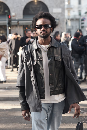 Джошуа Соу в total look Dickies на показе Dolce &amp; Gabanna во время недели моды в Милане, 2024 год