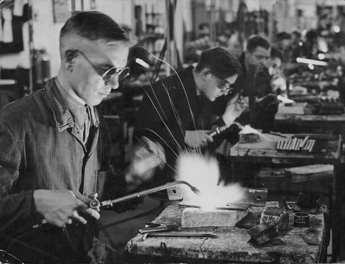 Сварщики на авиазаводе, 1945 год