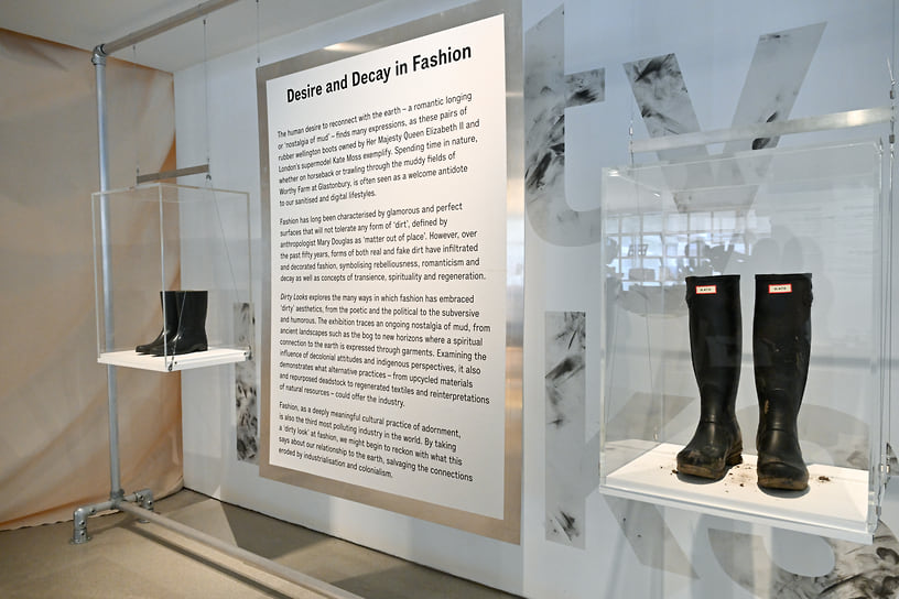 Сапоги «Queen’s Wellington» и персонализированные ботинки «Hunter Wellington» от Кейт Мосс, созданные в 2000 году, на выставке «Непристойные образы: желание и упадок в моде» в Барбикан-центре 24 сентября 2025 года в Лондоне