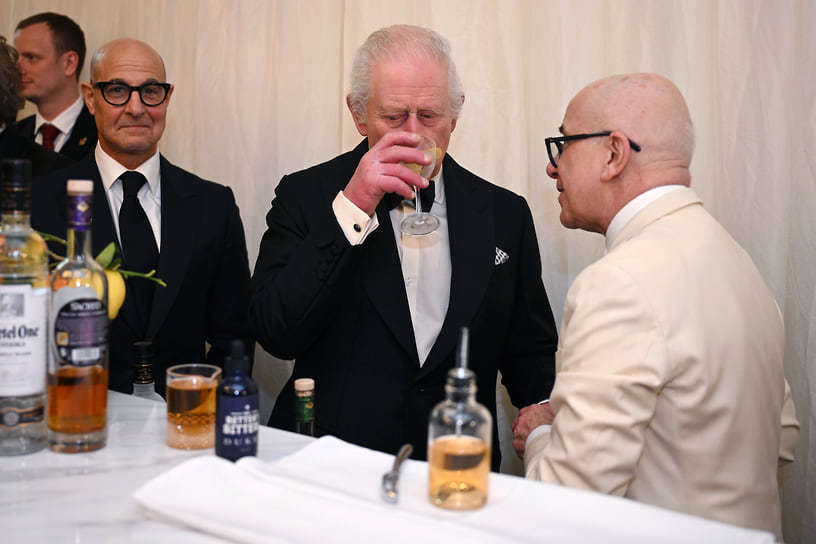 Стэнли Туччи и король Карл III на ужине в Хайгроув Хаус, февраль 2025
