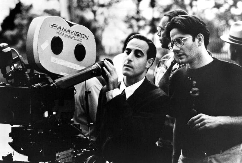 Стэнли Туччи на съемках фильма «Большая ночь» (1996), где он также выступил вторым режиссером
