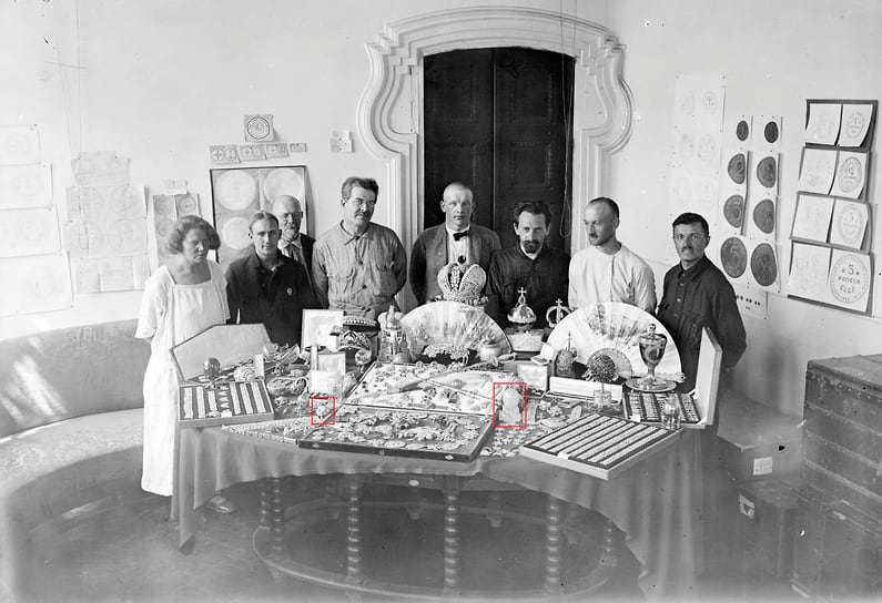 Императорские драгоценности в помещении Валютного управления Народного комиссариата финансов в Москве, в том числе Зимнее яйцо (справа) и его «сюрприз» (слева), 1925 год