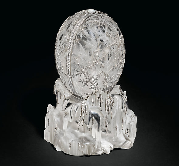 Яйцо из горного хрусталя на основе того же материала, выполненное в виде глыбы тающего льда, украшено изнутри гравировкой в виде инея, а снаружи украшено мотивами платиновых снежинок, украшенных бриллиантами розовой огранки