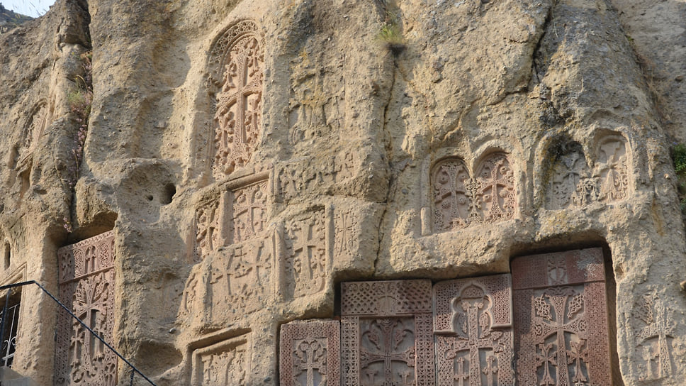 Древние армянские хачкары