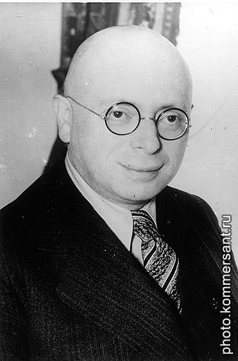 Яков Долецкий ответственно руководил ТАСС и сурово -- аккредитованными корреспондентами