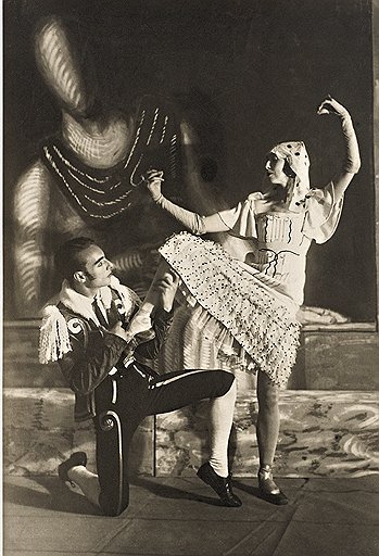 С «Русским балетом» сотрудничали самые модные живописцы Европы, включая Джорджо де Кирико: Фелия Дубровская и Джордж Баланчин на фоне его декораций к балету «Бал» (1927 год)