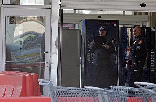 В «черную пятницу» 2008 года посетители одного из универмагов Wal-Mart выбили двери и затоптали охранника магазина, вставшего на их пути к потребительскому счастью
