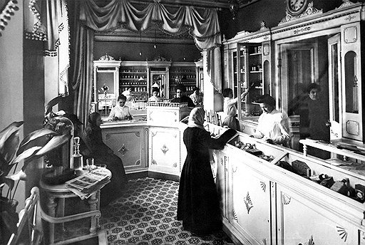 Из учреждений для трудоустройства женщин чисто женские магазины, мастерские и аптеки довольно быстро превращались в заведения только для женщин