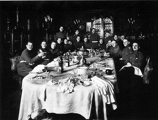 С первых дней жизни воспитанников в Пажеском корпусе плотные совместные обеды считались прочным фундаментом товарищества на всю жизнь