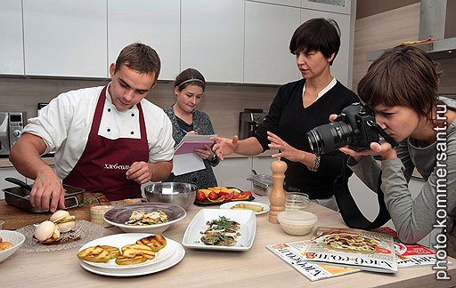 Приличный кулинарный журнал сегодня готовится не только в редакции, но и на собственной кухне