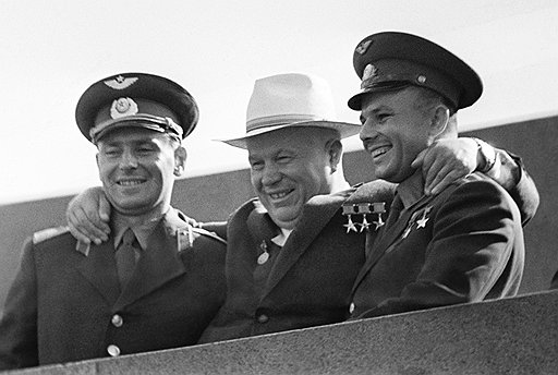 Первые космонавты Юрий Гагарин и Герман Титов держали на своих плечах престиж первых лиц советского государства