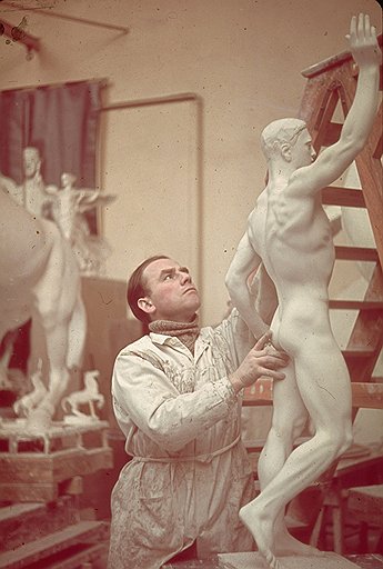 При Гитлере Арно Брекер считался передовиком арийского искусства, но после войны фортуна повернулась к нему задом