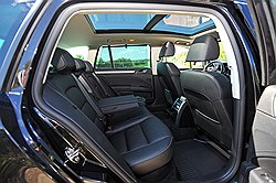 Skoda Superb &mdash; не лимузин, но места для ног задних пассажиров тут не меньше  