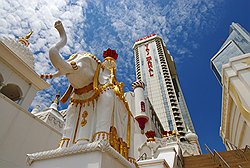 В роскошном казино Taj Mahal можно выиграть не только деньги, но и укол ботокса
