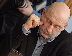 Борис Акунин решил, что пиратам будет труднее украсть книжку, если она с картинками