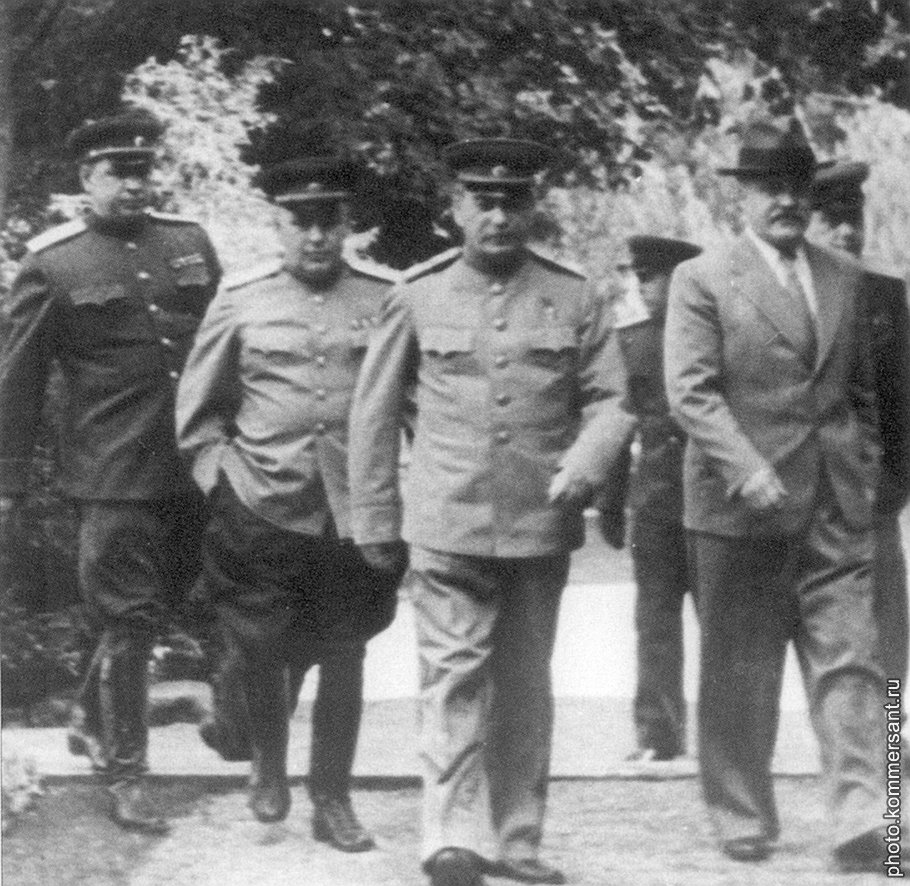 Министр внутренних дел Круглов (первый слева) в 1947 году доложил Сталину о широкомасштабной, но почти бесполезной проверке системы социалистической торговли 