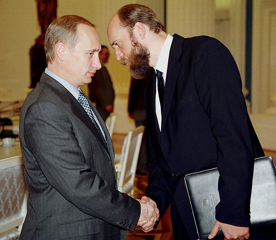 Какие бы отношения ни связывали Сергея Пугачева с Владимиром Путиным в прошлом, сегодня Путин от этих отношений открещивается