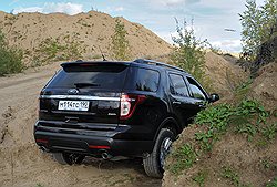 Explorer продолжает считаться внедорожником, хотя у него нет ни пониженной передачи, ни принудительной блокировки