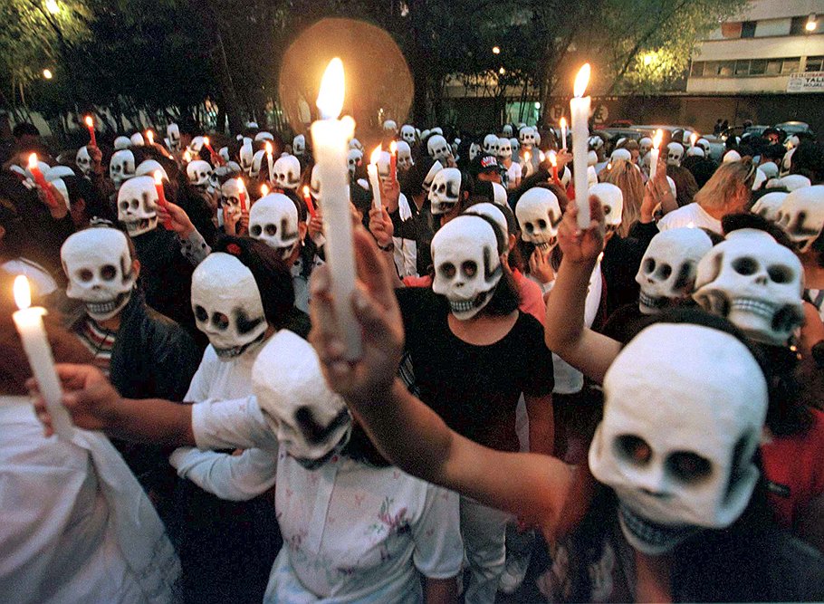 Мексиканцы верят, что в День мертвых жертвы мафиозных разборок и заказных убийств навещают мир живых 
