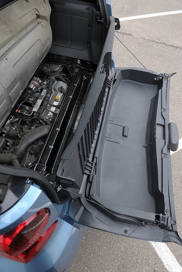 На мотор Smart можно посмотреть снизу или разобрав обшивку багажника 
