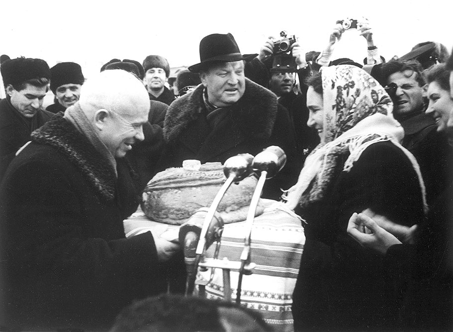 В 1958 году Хрущев озаботился тем, что на народный самогон уходит слишком много государственного хлеба 
