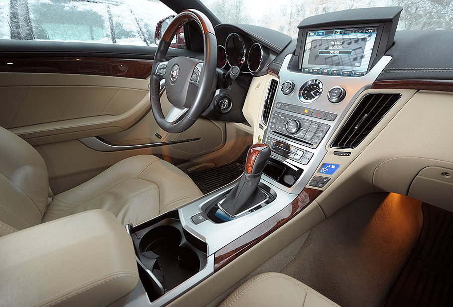 Салон Cadillac CTS Coupe прекрасно оснащен, но некоторые функции электронных систем в России не работают 
