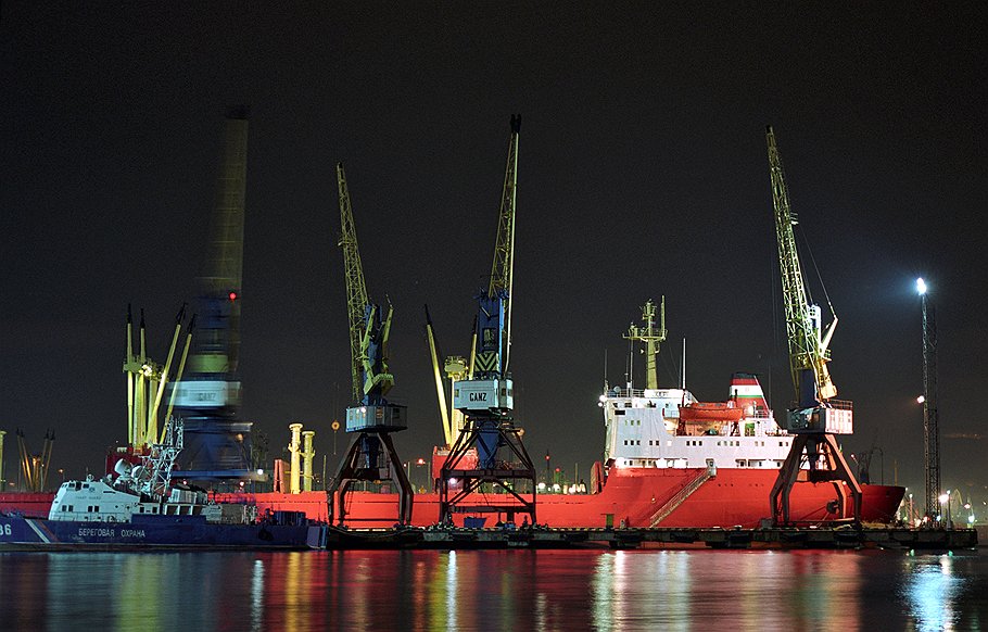 Третий по величине в Европе Новороссийский морской торговый порт — крупнейший в России по перевалке нефти и зерна
