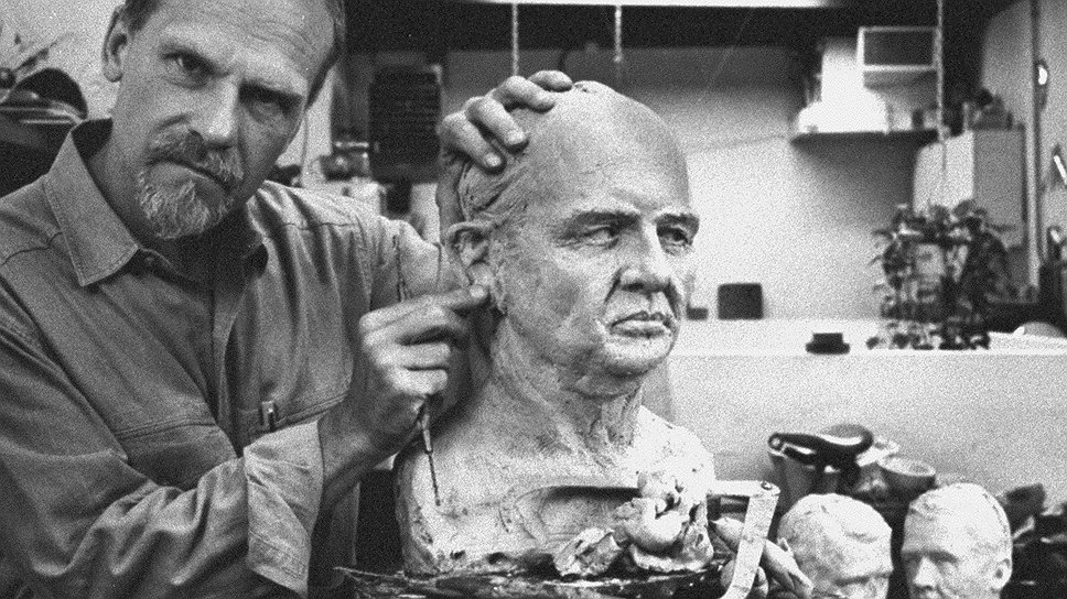 Скульптор Фрэнк Бендер настолько удачно состарил бюст Джона Листа, что убийца окончательно состарился и умер в тюрьме 
