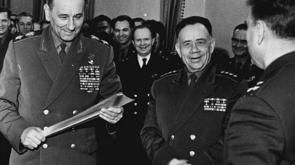 Суровые приказы министра обороны маршала Гречко (на фото — слева) о наведении порядка слабо исполнялись во многих воинских частях 
