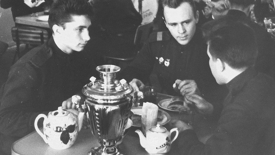 Многие преступления совершались из-за того, что солдаты и офицеры настою чайного листа предпочитали продукты переработки перебродивших злаков 

