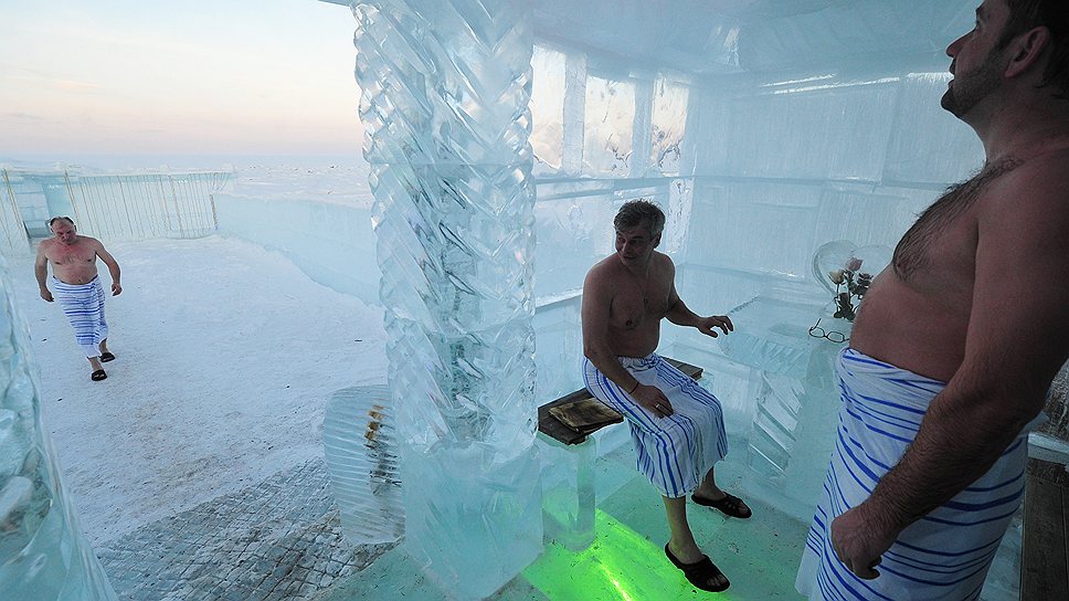 Дорогих отелей на Байкале не строят, но на убранстве ледяных бань не экономят 
