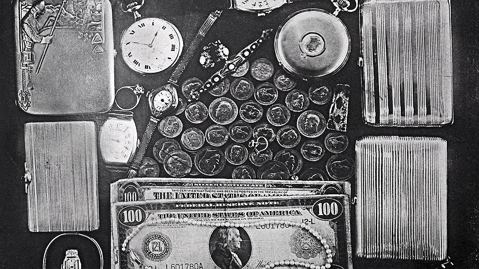После ареста хорошо организованной группы валютчиков стали очевидными выдающиеся результаты ее работы (на фото — ценности, изъятые в 1945 году у Галкера и Бендина) 
