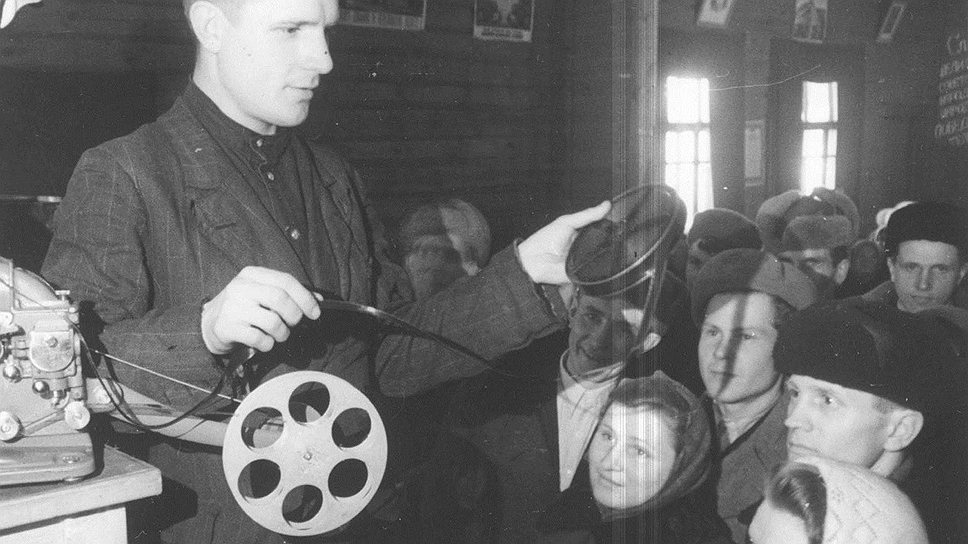 Небольшая группа молодых людей с помощью компактного кинопроектора смогла извлечь из демонстрации запрещенных фильмов значительную прибыль 