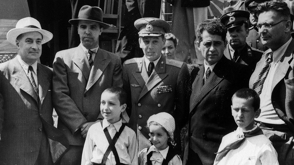 Даже сын Сталина Василий (на фото — в центре, в форме) в годы правления отца вынужден был выпрашивать фильмы из Госфонда для своих частных просмотров 