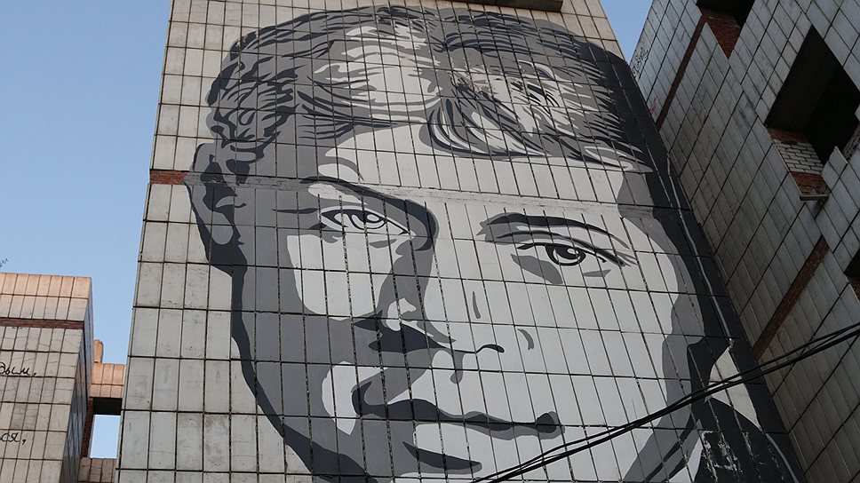 Александр Жунев, нарисовавший Есенина на здании-долгострое в Перми, уверен, что стрит-арт должен создавать народ 