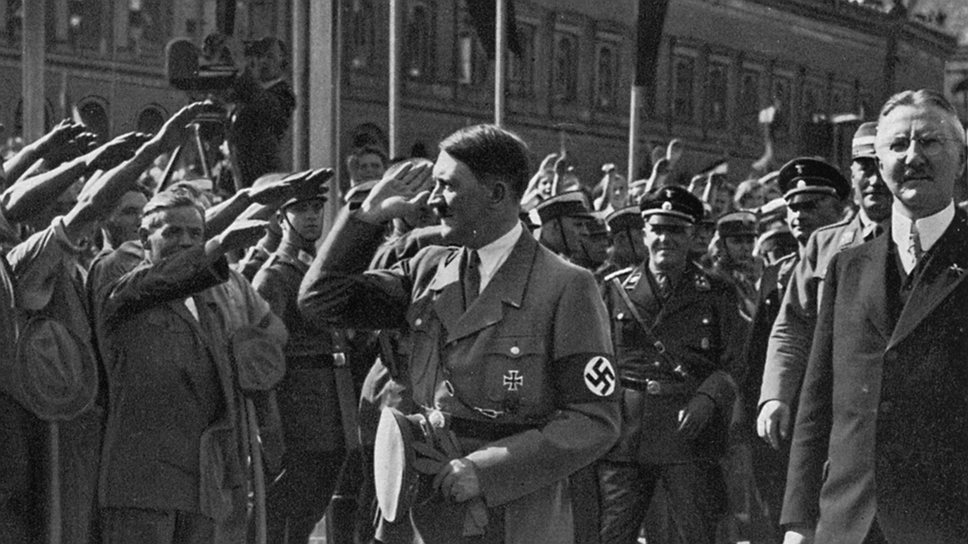 Когда к власти пришел Гитлер, его главным экономическим советником стал победитель гиперинфляции Ялмар Шахт (справа) 
