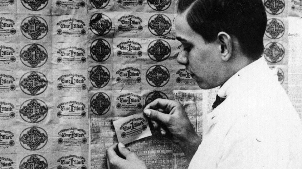 Практичные немцы обнаружили, что оклеивать стены банкнотами дешевле, чем обоями 
