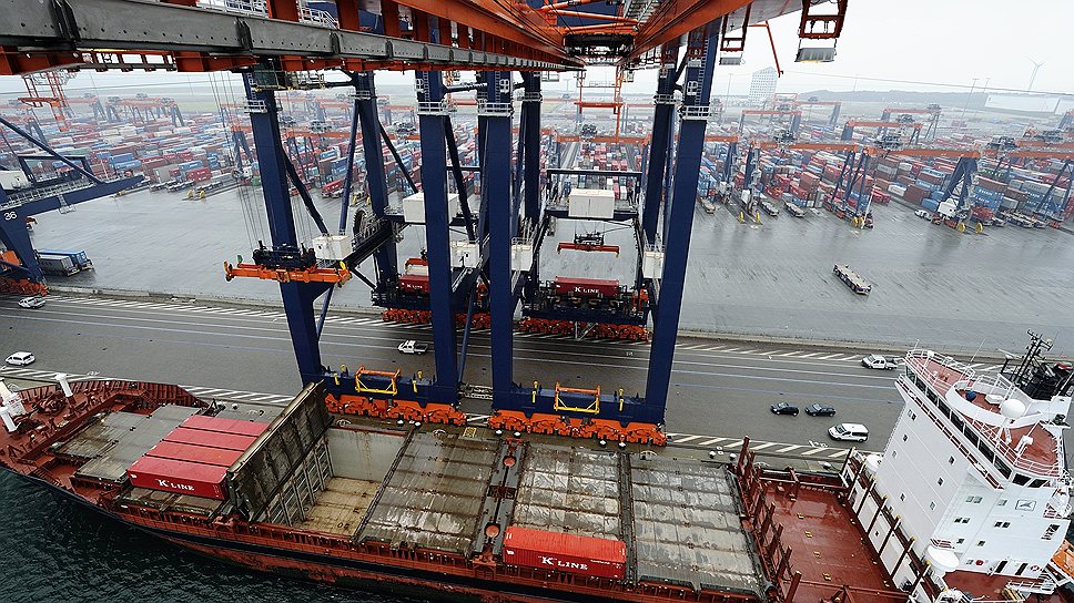 Порт Роттердама до сих пор служит торговыми воротами в Европу 
