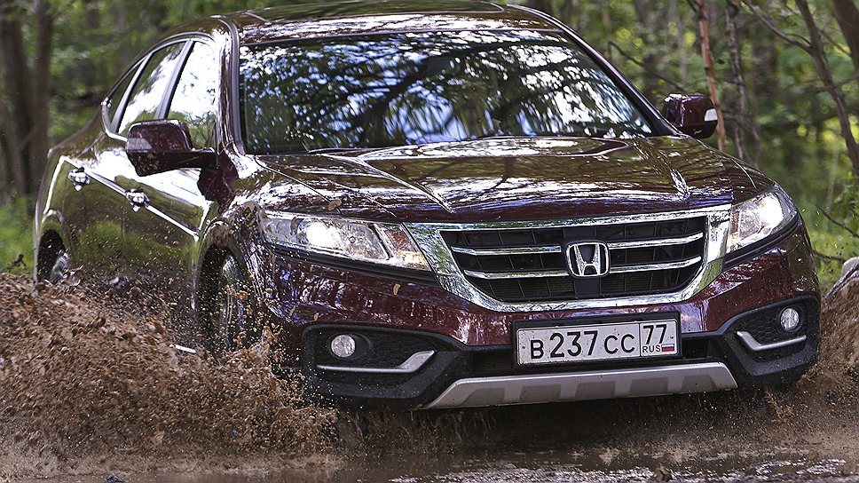 Honda Crosstour грязи не боится, но серьезные препятствия лучше брать сходу 
