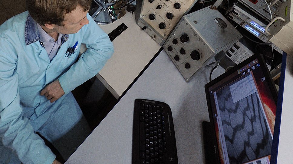 Сверхсовременный микроскоп, скомбинированный с ламповой установкой 1960-х годов,— символ способности российских ученых выживать в нестандартных условиях
