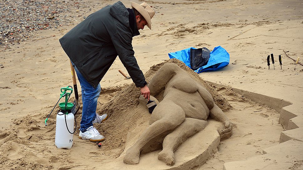 На британских пляжах в любую погоду каждый найдет себе занятие по душе 
