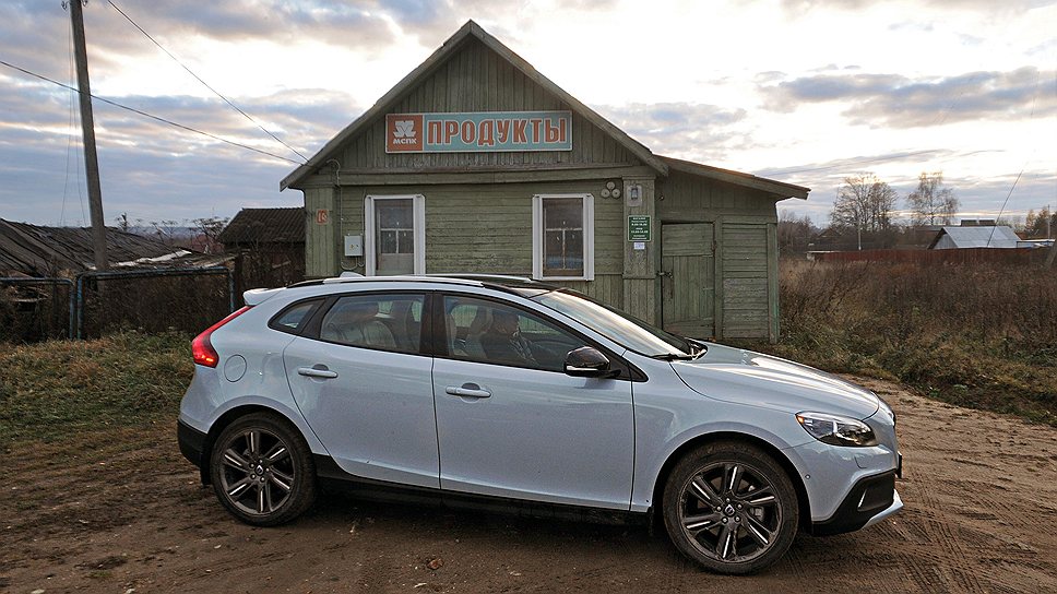Несмотря на свое название, Volvo V40 Cross Country в российской деревне чувствует себя неуютно 

