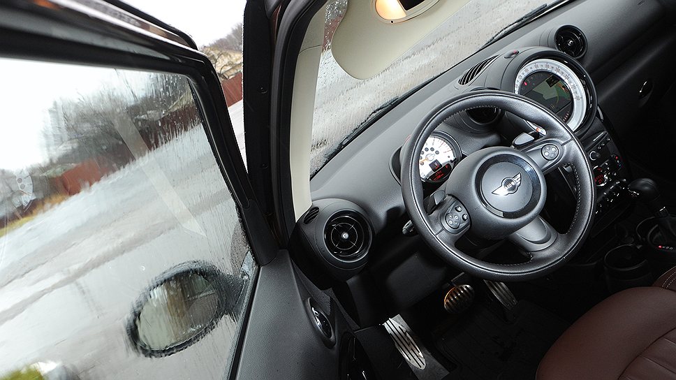 Интерьер почти такой же, как и в других автомобилях Mini: выглядит интересно, пользоваться неудобно 
