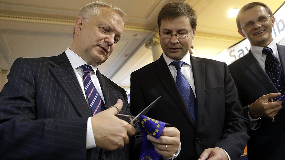 Премьер-министр Латвии Валдис Домбровскис (в центре) может гордиться: радикальность его реформ вознаграждена членством в зоне евро