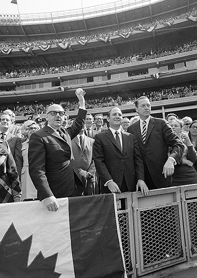 Мэр Монреаля Жан Драпо (слева) потратил все силы на то, чтобы истратить все городские деньги на воплощение своих олимпийских амбиций 
