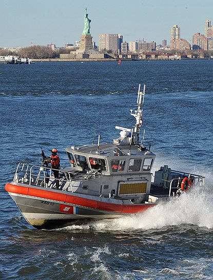 У береговой охраны работа с видом на Манхэттен и статую Свободы 
