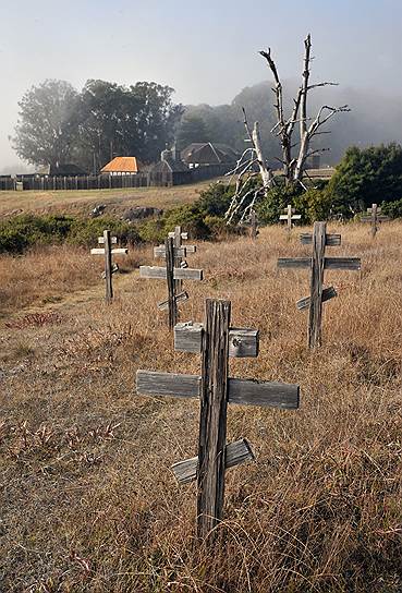 Бывшее русское поселение Форт-Росс и примыкающее к нему кладбище охраняются властями как памятник истории США